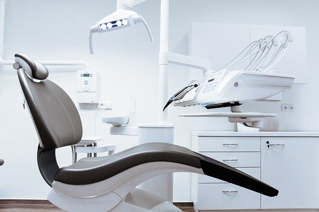 un centre dentaire à Bruxelles propose des services d'urgence