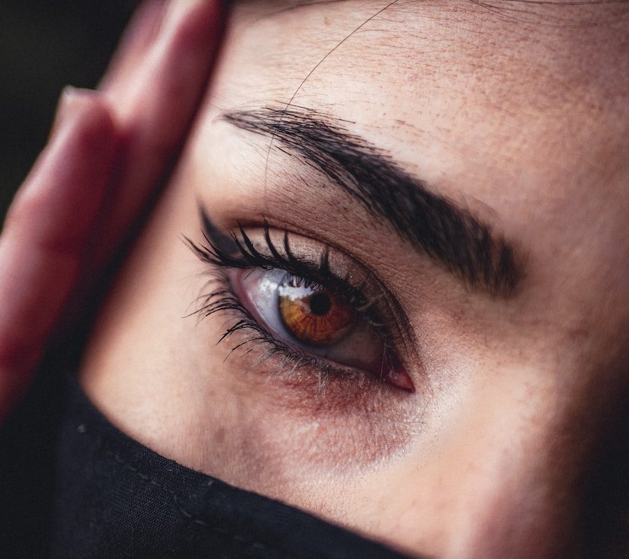 l'oeil d'une femme avec son sourcil après une séance de microblading à lyon