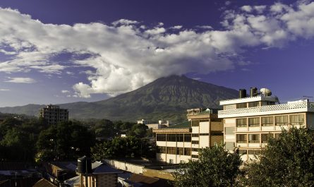 Vue du Mont Meru depuis Arusha