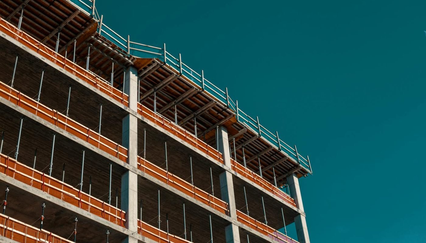 Structure d'un bâtiment moderne en construction sous un ciel clair à Minneapolis.