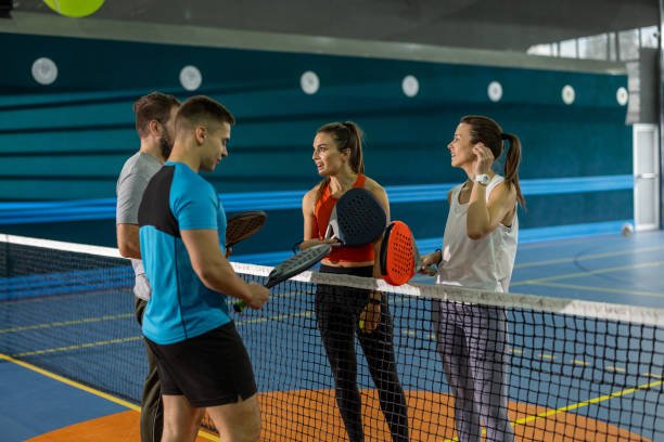 Comment se déroule l’installation des structures métalliques dans une construction court de padel ?
