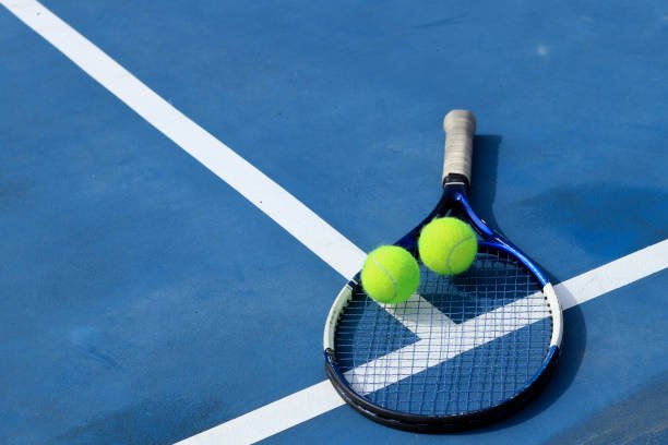 Combien de temps faut-il pour construire un terrain selon les normes construction court de tennis ?