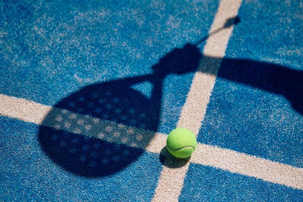Un devis construction terrain de tennis prévoit-il les coûts d&rsquo;entretien du futur court ?