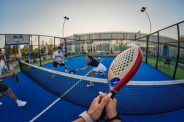 Quelles normes d&rsquo;accessibilité doivent être respectées pour une construction court de tennis ouverte au public ?