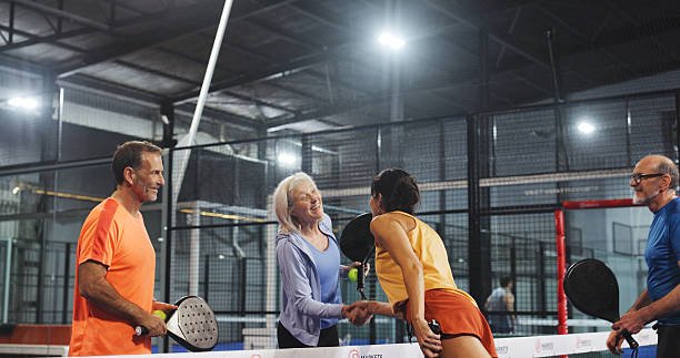 Quel entretien permet de conserver un terrain conforme aux normes construction court de tennis ?