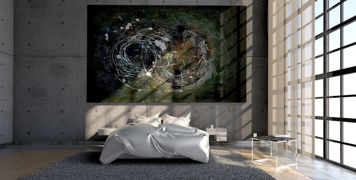 Chambre avec lit queen-size, oeuvre abstraite sur mur, rideaux, table basse, sol en bois, lumière naturelle