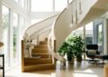 Monte-escalier moderne sur un escalier tournant, maison lumineuse