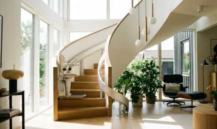 Monte-escalier moderne sur un escalier tournant, maison lumineuse