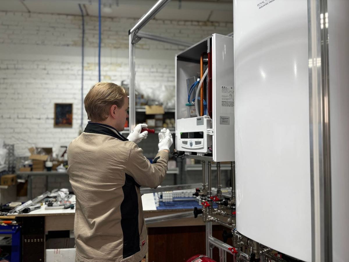 Technicien manipule un appareil électrique dans un atelier