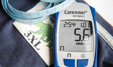 Humidimètre électronique affichant 55 pour cent d'humidité relative sur un tissu