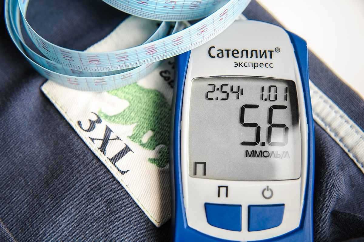 Humidimètre électronique affichant 55 pour cent d'humidité relative sur un tissu