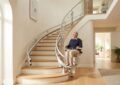 Monte-escalier moderne sur un escalier tournant, maison lumineuse