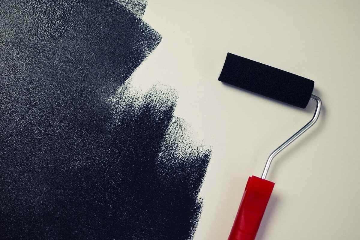 Peindre un plafond sans tout salir : la préparation fait gagner la journée